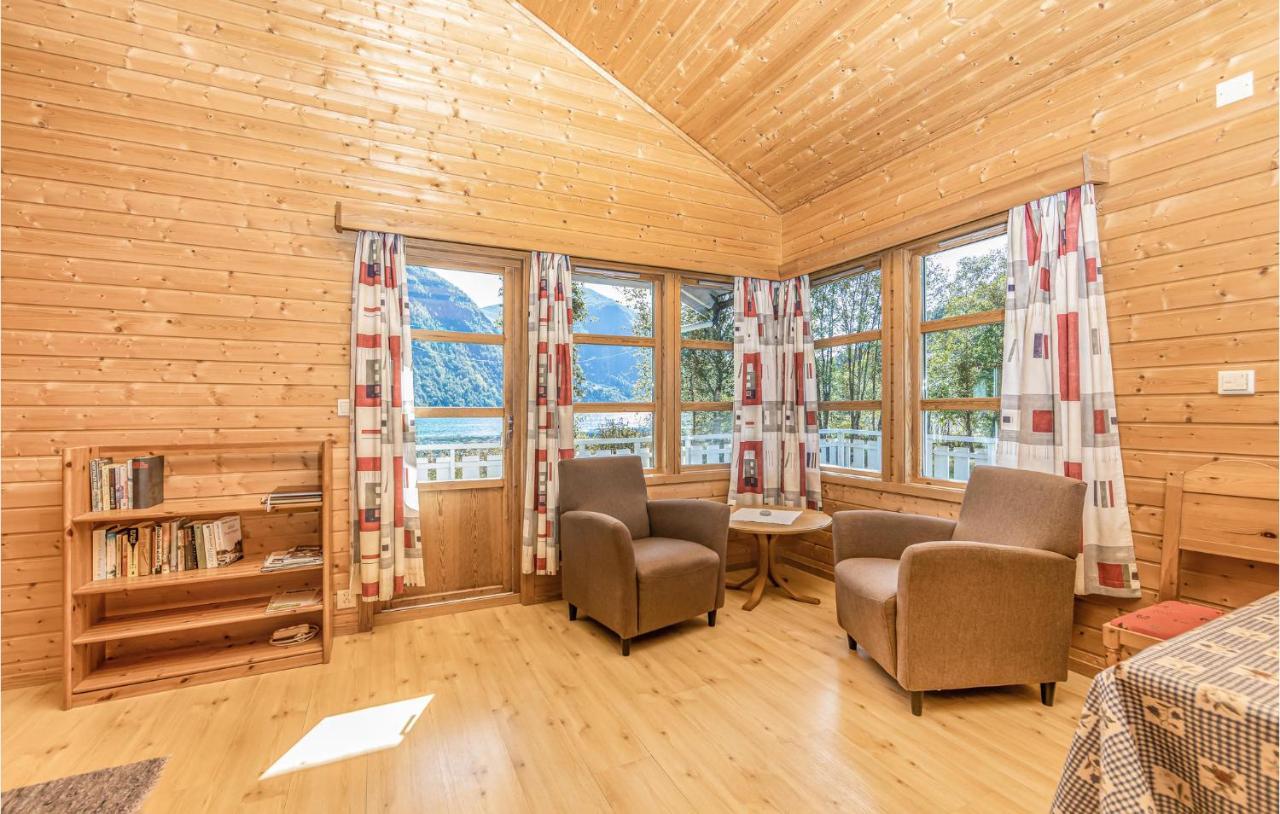 Cozy Home In Fjaerland With House A Mountain View מראה חיצוני תמונה