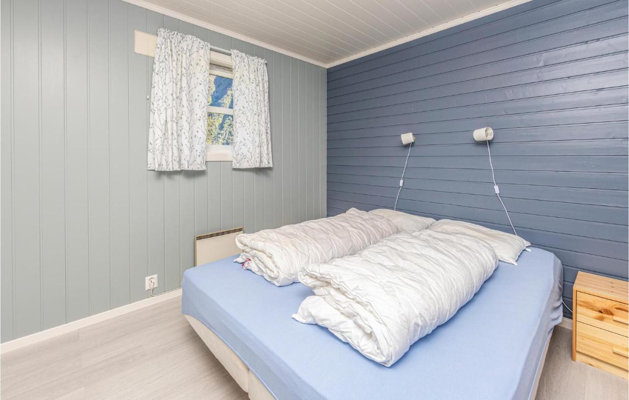 Cozy Home In Fjaerland With House A Mountain View מראה חיצוני תמונה